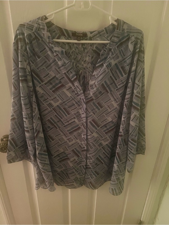 NYDJ Tops - NYDJ Gray Patterned Pleated Back Blouse, Size 2X